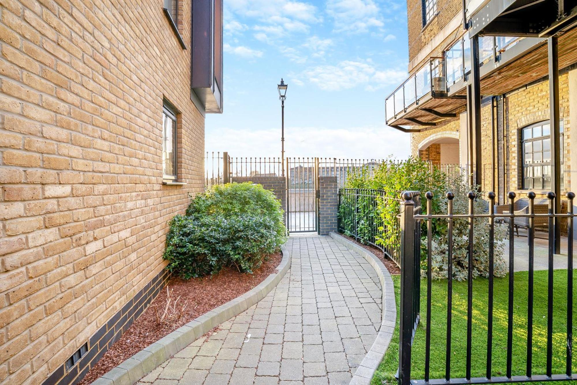 Palace Wharf Apartments Лондон Экстерьер фото